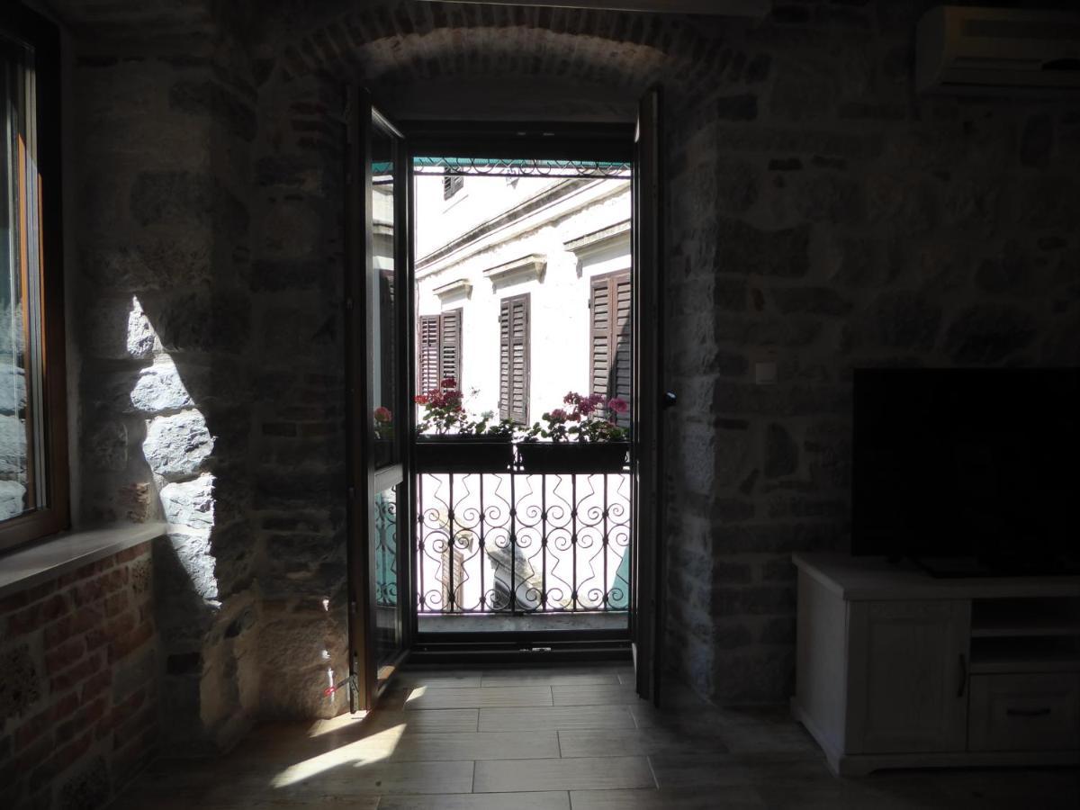 Apartaments Charlie Chaplin Kotor Bagian luar foto