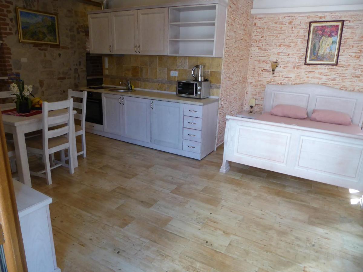 Apartaments Charlie Chaplin Kotor Bagian luar foto