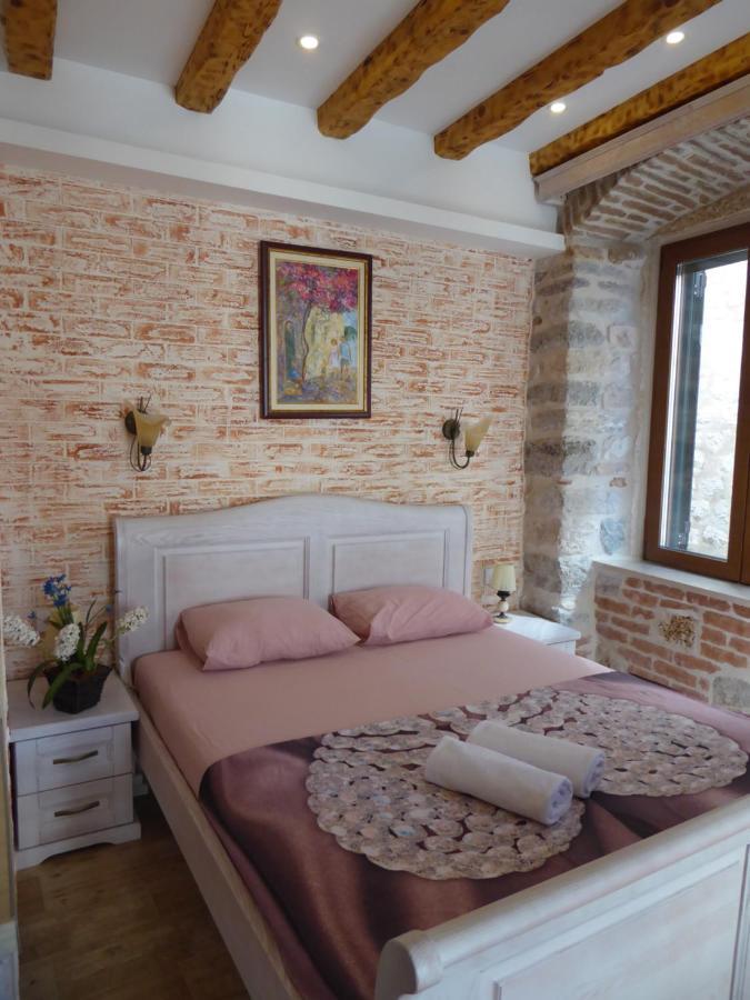 Apartaments Charlie Chaplin Kotor Bagian luar foto